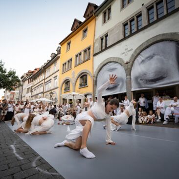 Pop-Up Gallery Zollernstrasse Konstanz Diner-en-Blanc 2023 Tanzaufführung von DANCE4YOU erste Tanzeinlage