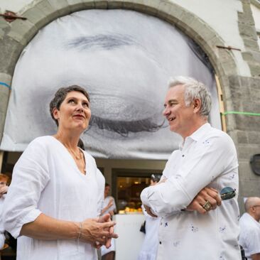 Pop-Up Gallery Zollernstrasse Konstanz Diner-en-Blanc 2023 Besucher unterhalten sich vor den Augen im Torbogen