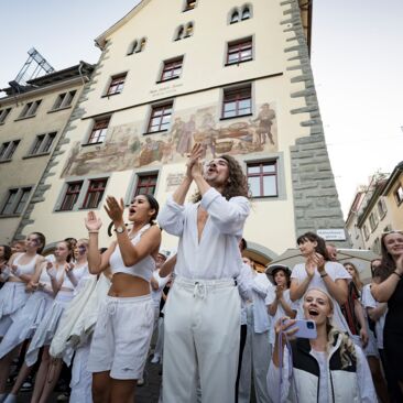 Pop-Up Gallery Zollernstrasse Konstanz Diner-en-Blanc 2023 Menschen klatschen nach der Tanzaufführung von DANCE4YOU
