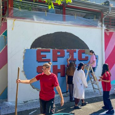 Schülerinnen erstellen ein Fliesenbild für eine Schulhofgestaltung gegen Vandalismus mit Handwerksförderung in Konstanz